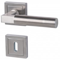 Alaska Square - R Edelstahl -Türdrücker / Rosettengarnitur Alaska Square - R Edelstahl -Türdrücker / Rosettengarnitur